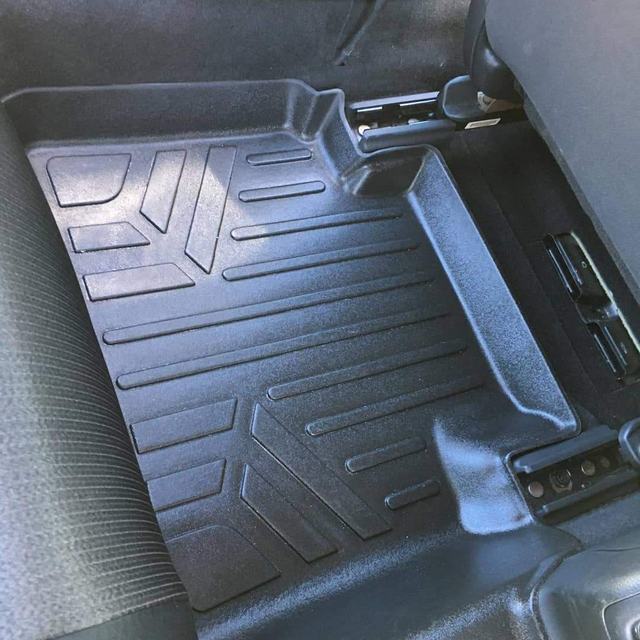 Vacuumed rubber floor liner